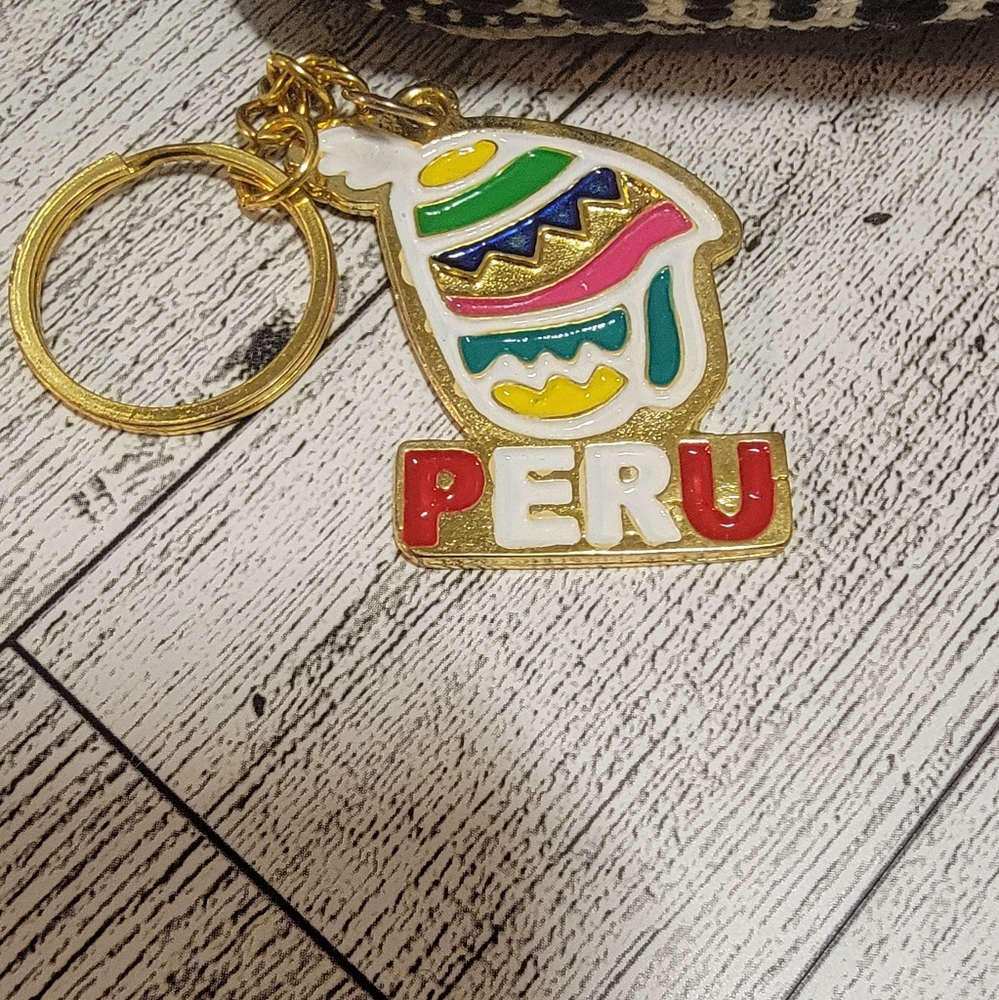 Cute Peruvian handmade purse with keychain - Picture 4 of 6